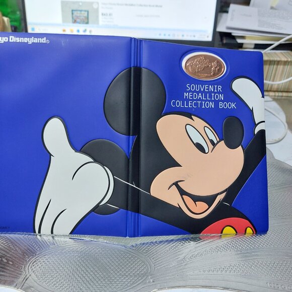 Disneyland Other - Tokyo Disneyland Souvenir Medallion Collection Book BLUE